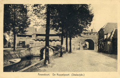 12800 Gezicht op het Spui en de Koppelpoort te Amersfoort uit het zuidoosten; met rechts de voorgevels van de panden ...